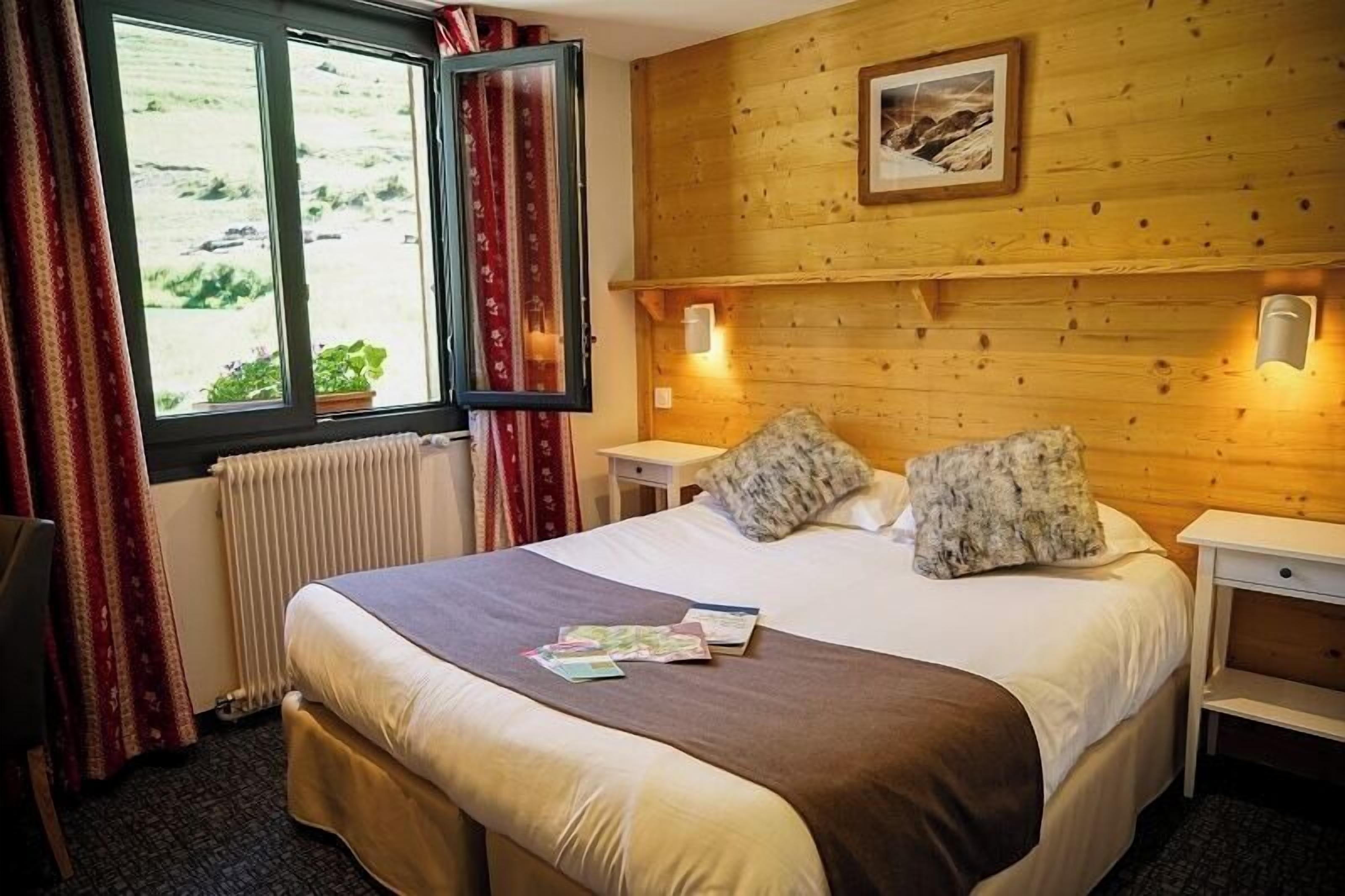 Superior Double Room | Desk, soundproofing, iron/ironing board, free WiFi