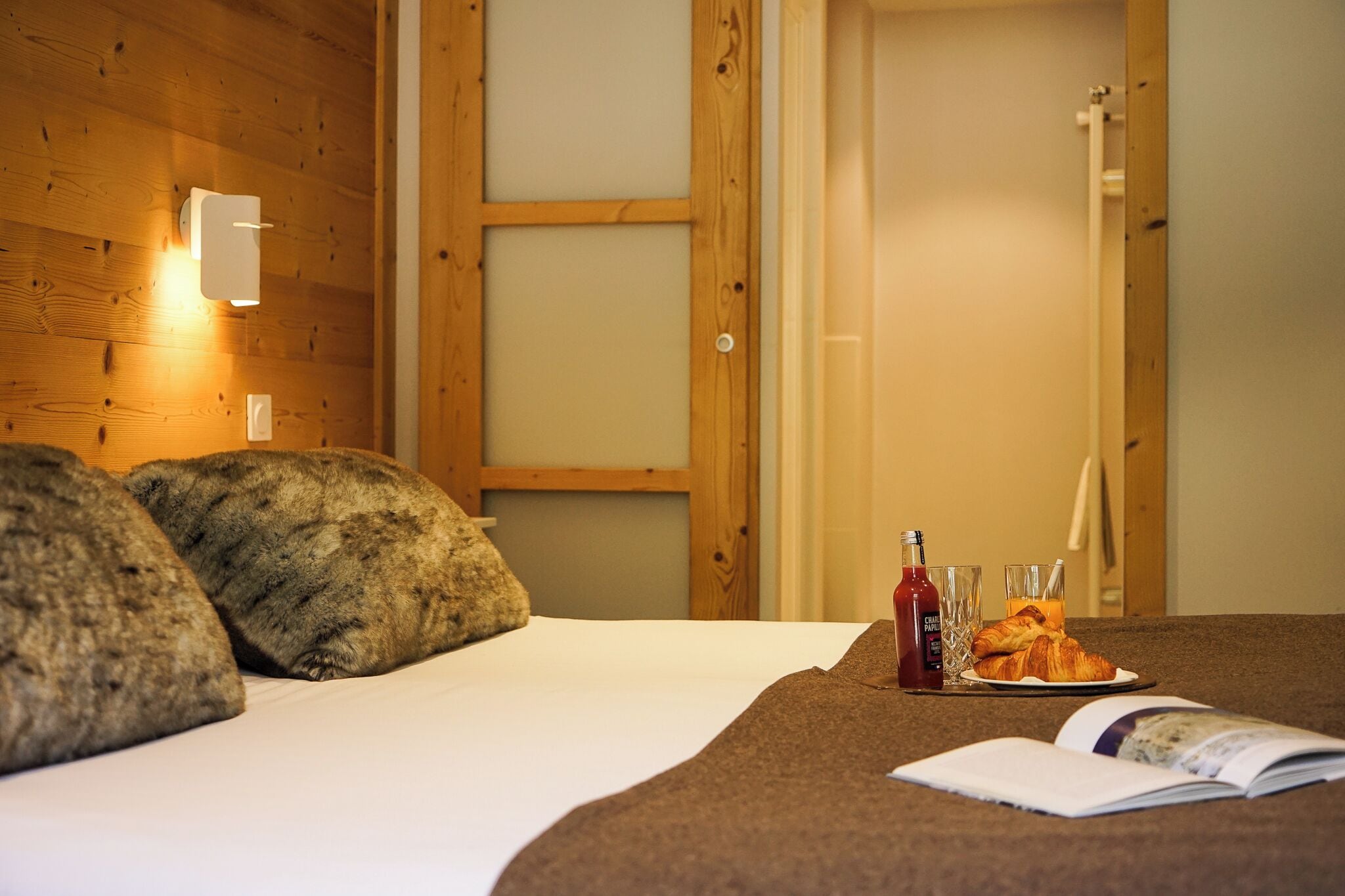 Chambre Double Supérieure | Bureau, chambres insonorisées, fer et planche à repasser