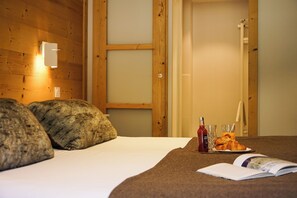 Superior Double Room | Desk, soundproofing, iron/ironing board, free cribs/infant beds