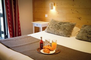 Chambre supérieure double | Bureau, système d’insonorisation, fer et planche à repasser