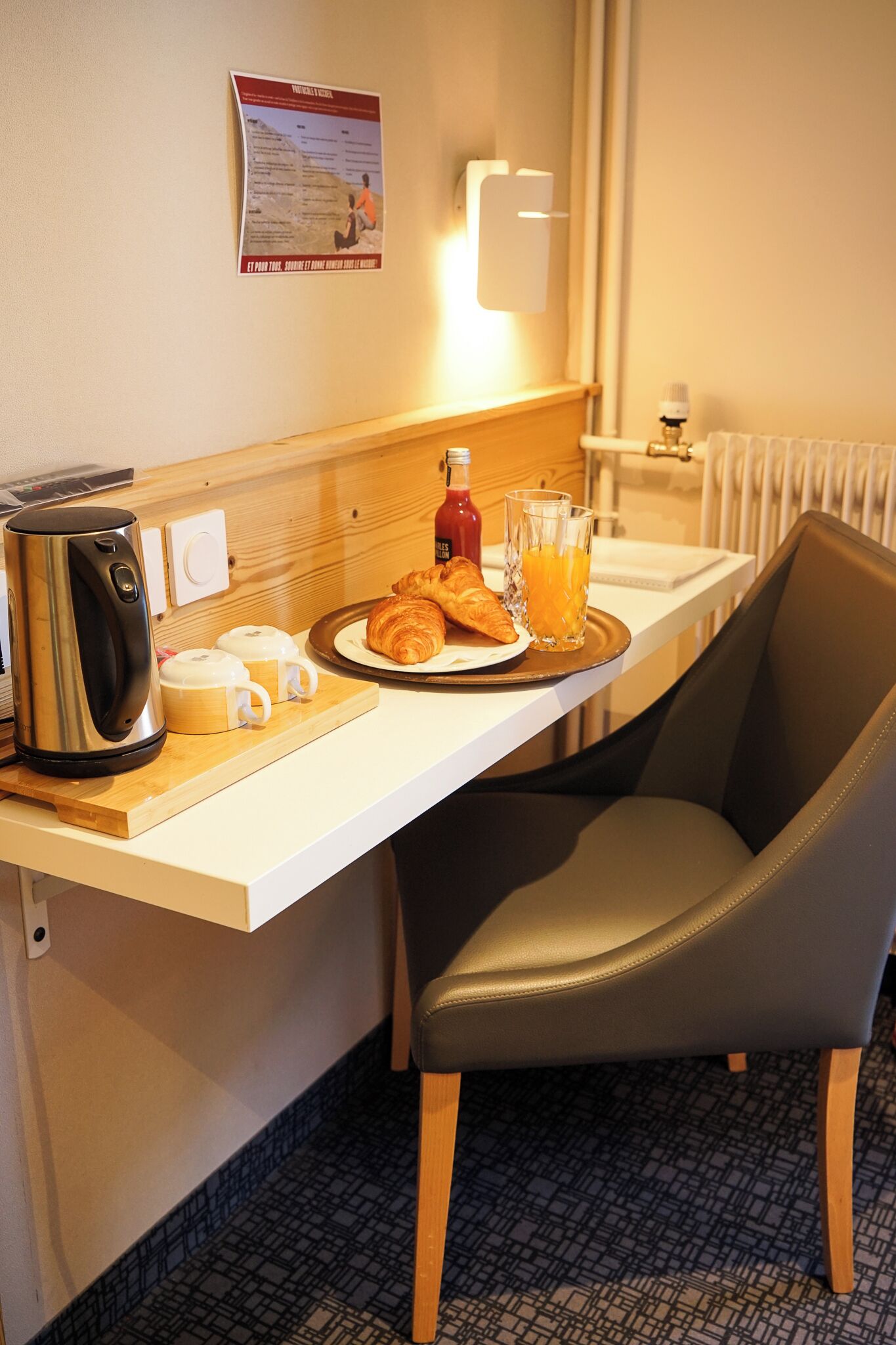 Chambre Double Supérieure | Bureau, chambres insonorisées, fer et planche à repasser