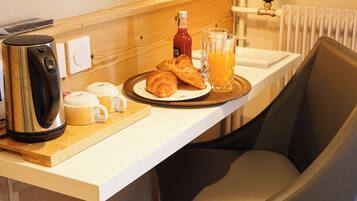 Chambre Double Supérieure | Bureau, chambres insonorisées, fer et planche à repasser