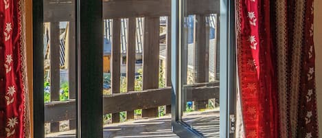 Standard Double Room | Desk, soundproofing, iron/ironing board, free WiFi