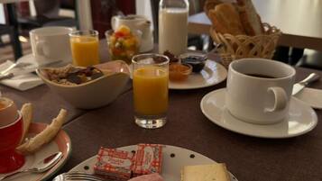 Sarapan prasmanan setiap hari (EUR 13 per orang)