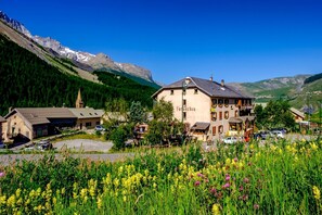 Experience the charm of a traditional mountain village at this cozy guesthouse, offering stunning mountain views and easy access to the surrounding landscape.