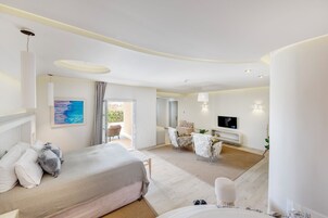 Kouros Art Sea View Suite | Premium bedding, in-room safe, soundproofing, iron/ironing board