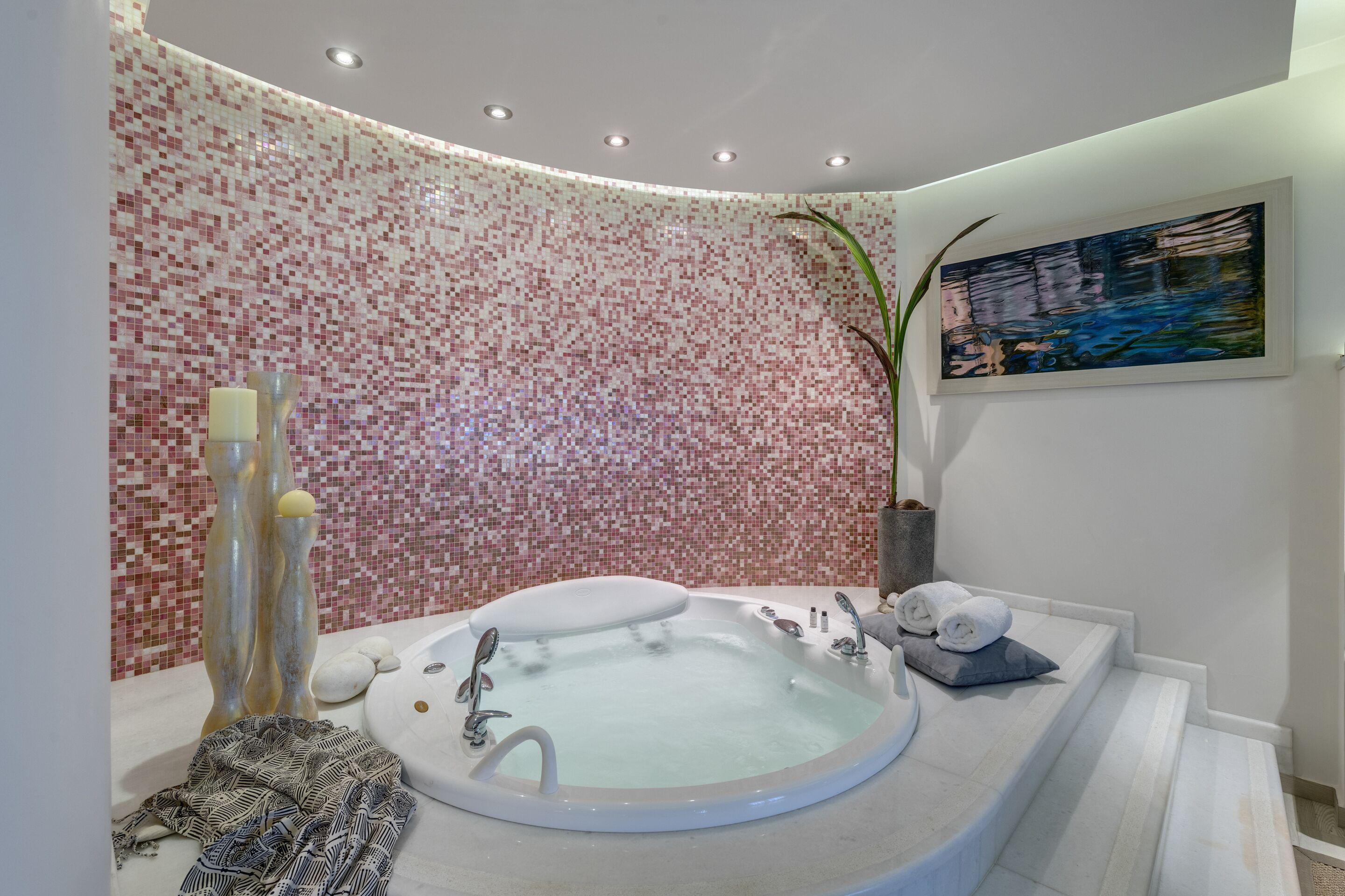 Kouros Art Sea View Suite | Badrum | Dusch, lyxtoalettartiklar, hårtork och tofflor