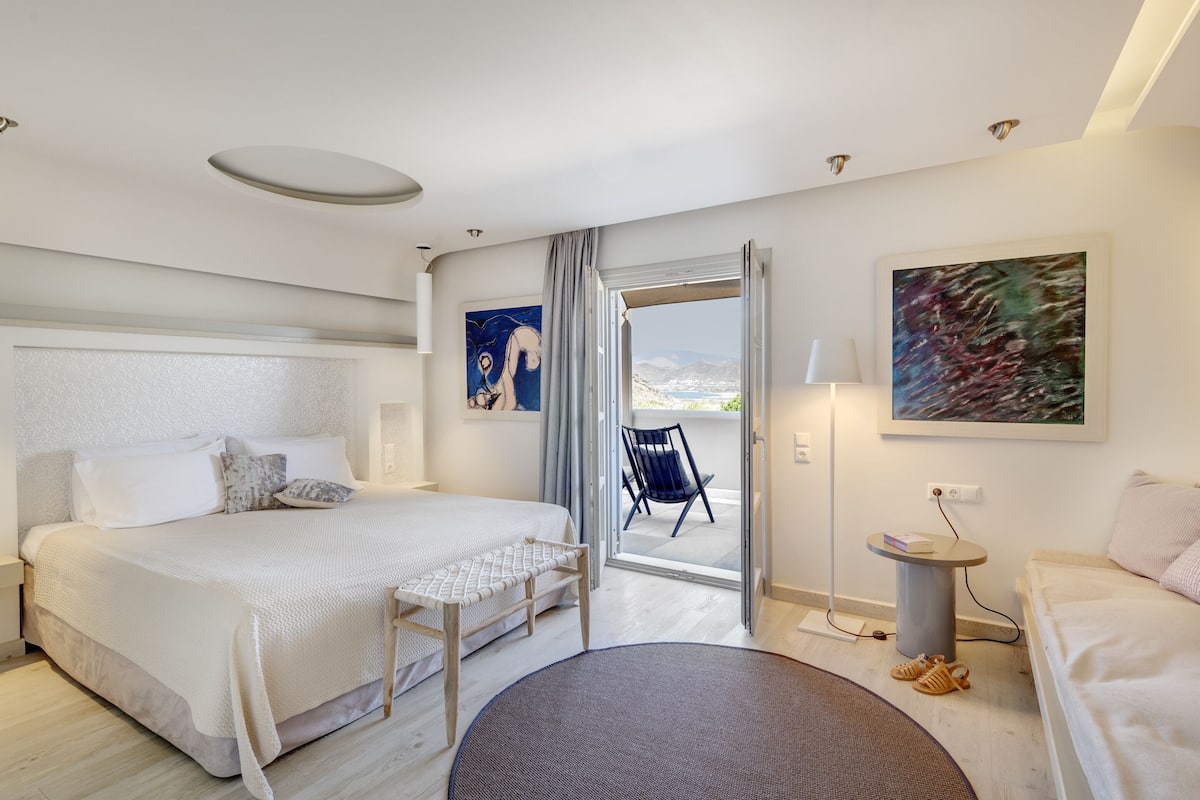 Tweepersoonskamer, uitzicht op zee | 1 slaapkamer, luxe beddengoed, een kluis op de kamer, geluiddichte muren