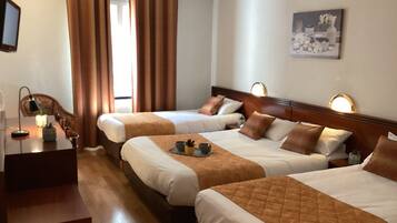 Standaard vierpersoonskamer | Individueel gedecoreerd, individueel gemeubileerd, een bureau