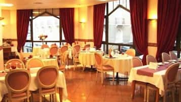 Petit déjeuner, déjeuner et dßner servis sur place