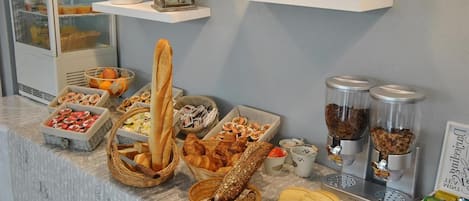 Tägliches Frühstücksbuffet (12 EUR pro Person)