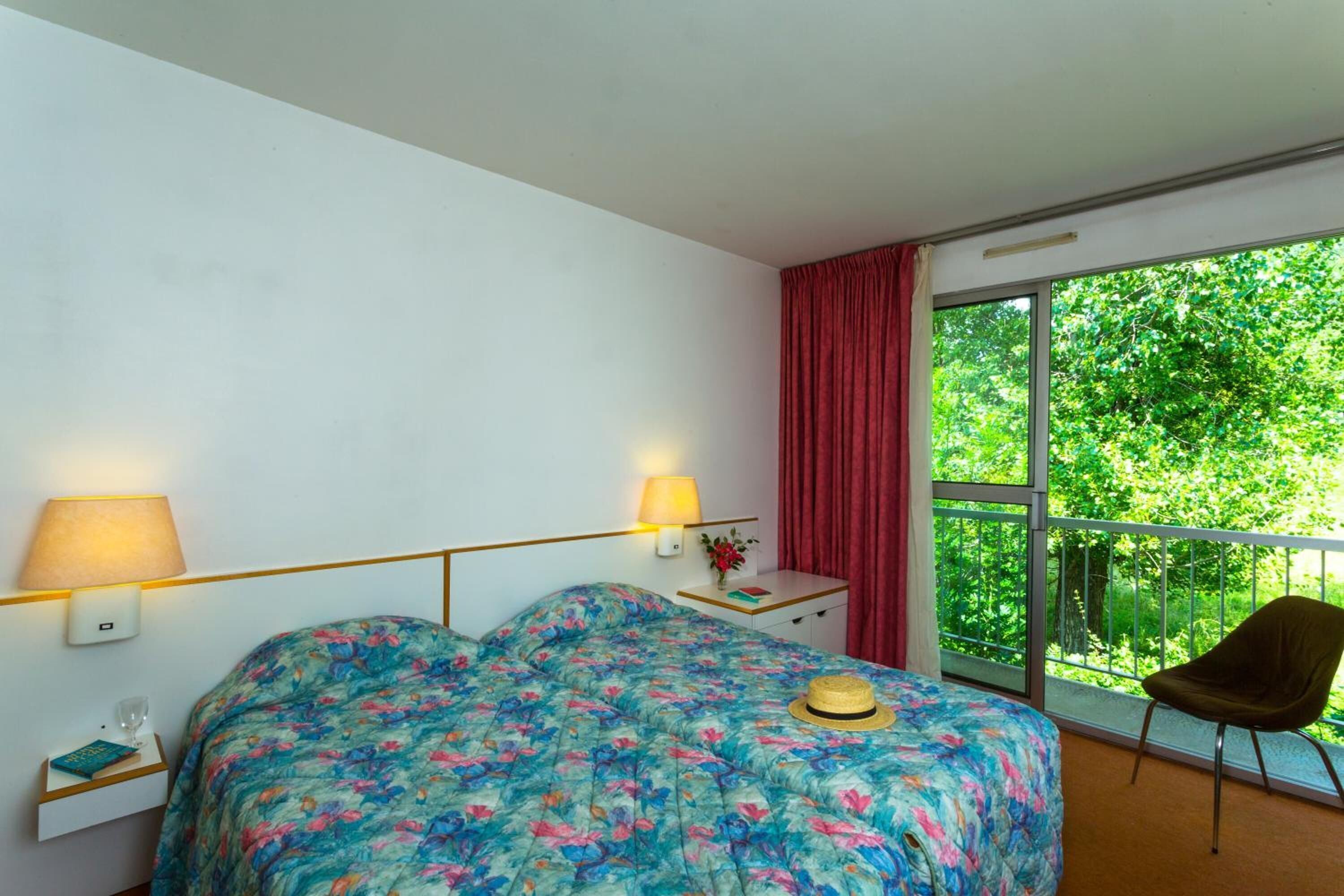 書桌、隔音、熨斗/熨衫板、免費嬰兒床