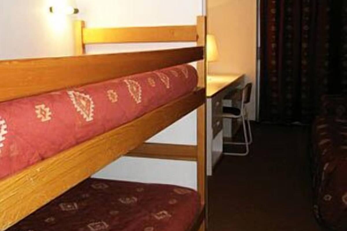 Skrivbord, ljudisolering, strykjärn/strykbräda och gratis barnsängar