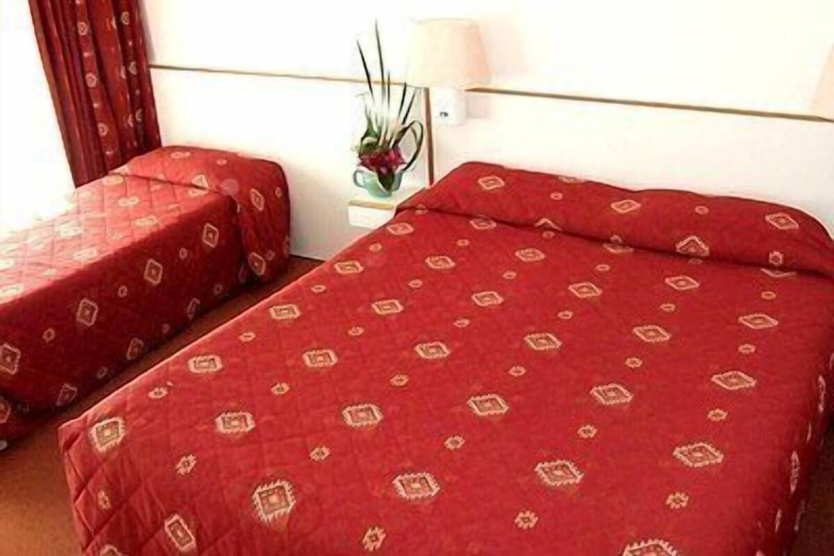 Skrivbord, ljudisolering, strykjärn/strykbräda och gratis barnsängar