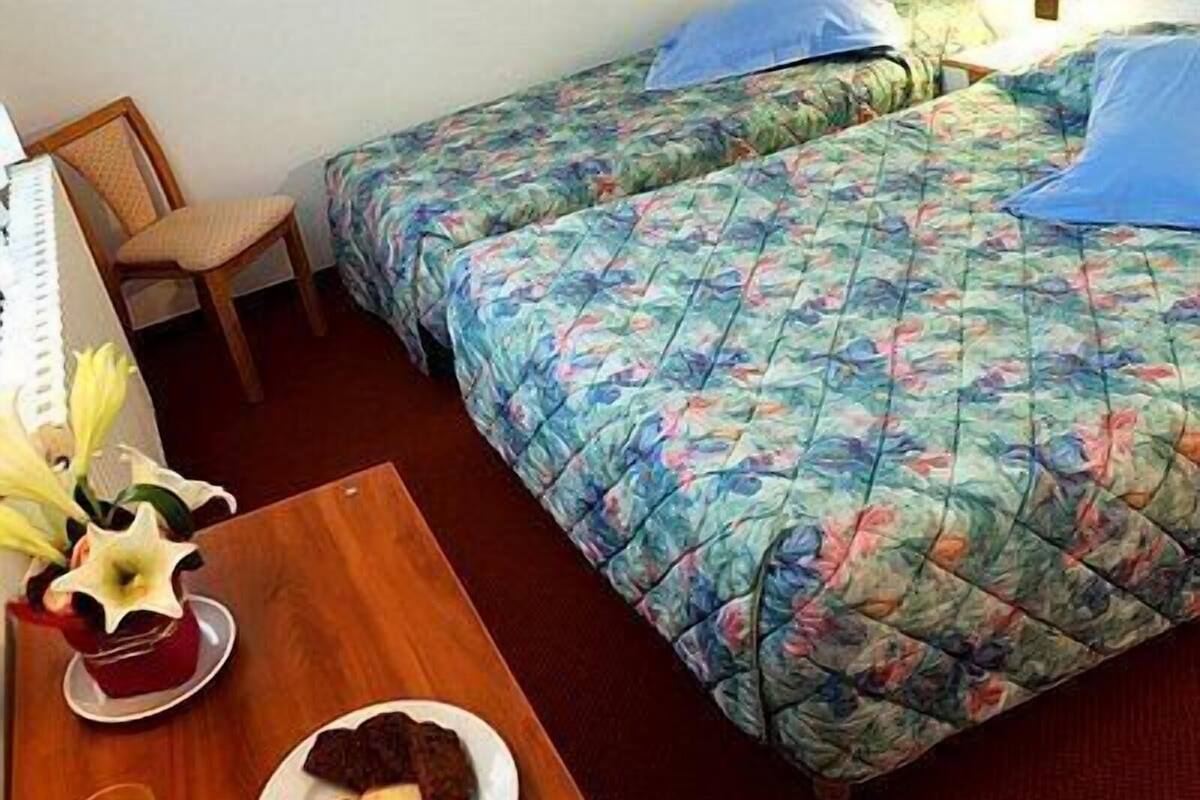 Skrivbord, ljudisolering, strykjärn/strykbräda och gratis barnsängar