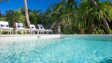 2 piscines couvertes, chaises longues
