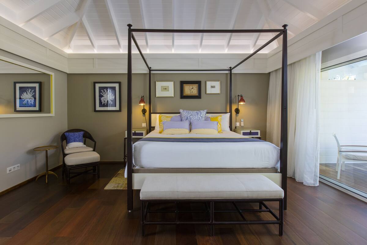 Ropa de cama de alta calidad, colchones Select Comfort y minibar