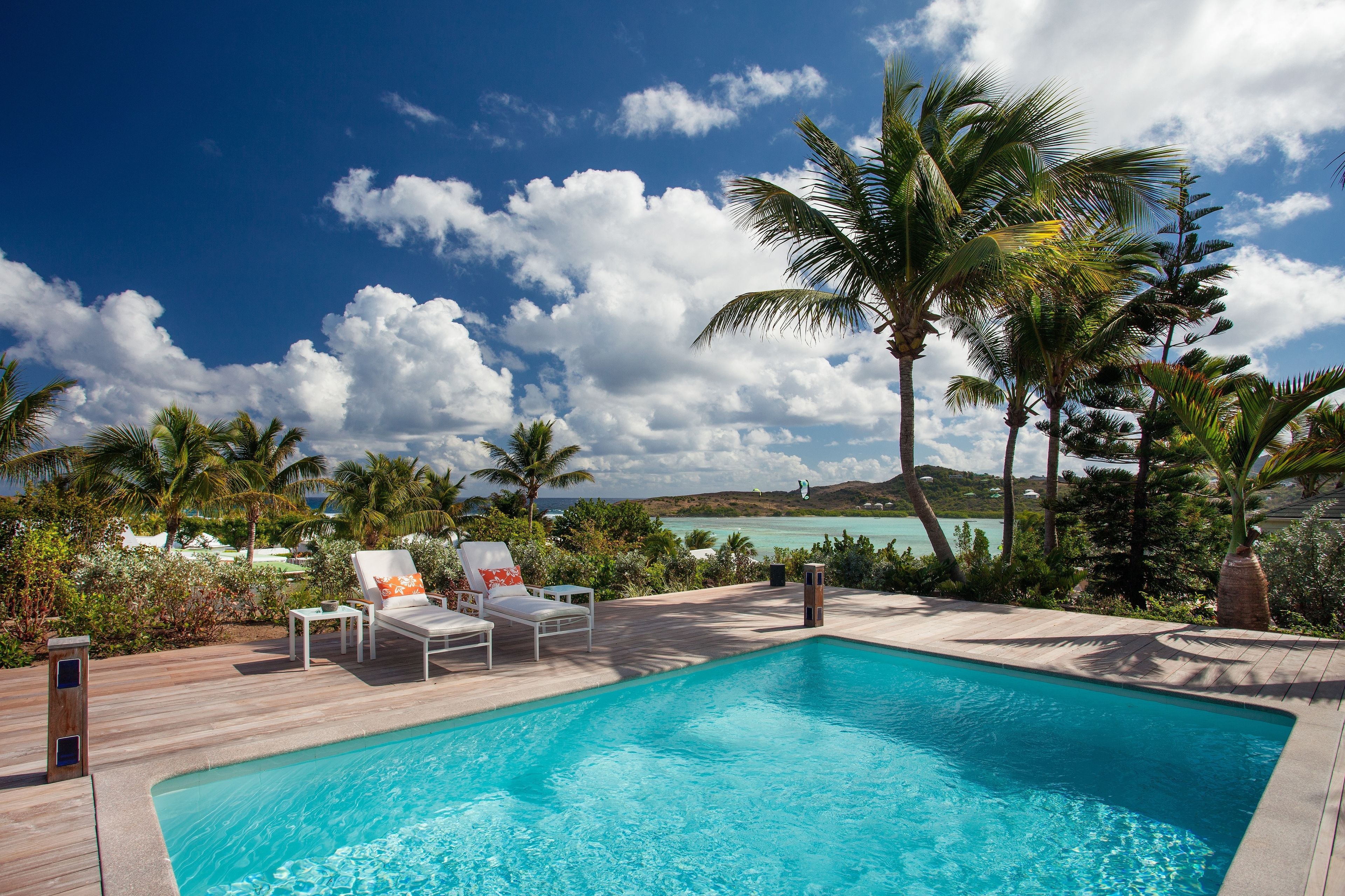 2 piscines couvertes, chaises longues