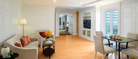 行政客房, 1 張特大雙人床 | 客廳 | 32 吋LCD 電視連衛星電視頻道、電視