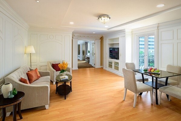 ห้องเอ็กเซกคิวทีฟ, เตียงคิงไซส์ 1 เตียง | บริเวณนั่งเล่น | ทีวีจอแอลซีดี 32 นิ้ว พร้อม��ช่องดาวเทียม, ทีวี