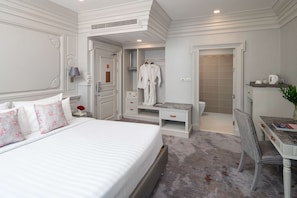 Premium bedding, Select Comfort beds, minibar, in-room safe - Kingston Suites Bangkok (Bangkok)