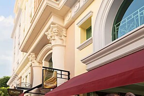Front of property – evening/night - Kingston Suites Bangkok (Bangkok)