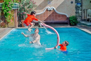 Outdoor pool, open 9:00 AM to 10:00 PM, pool loungers - Hotel Casa del Parque (Antigua Guatemala)