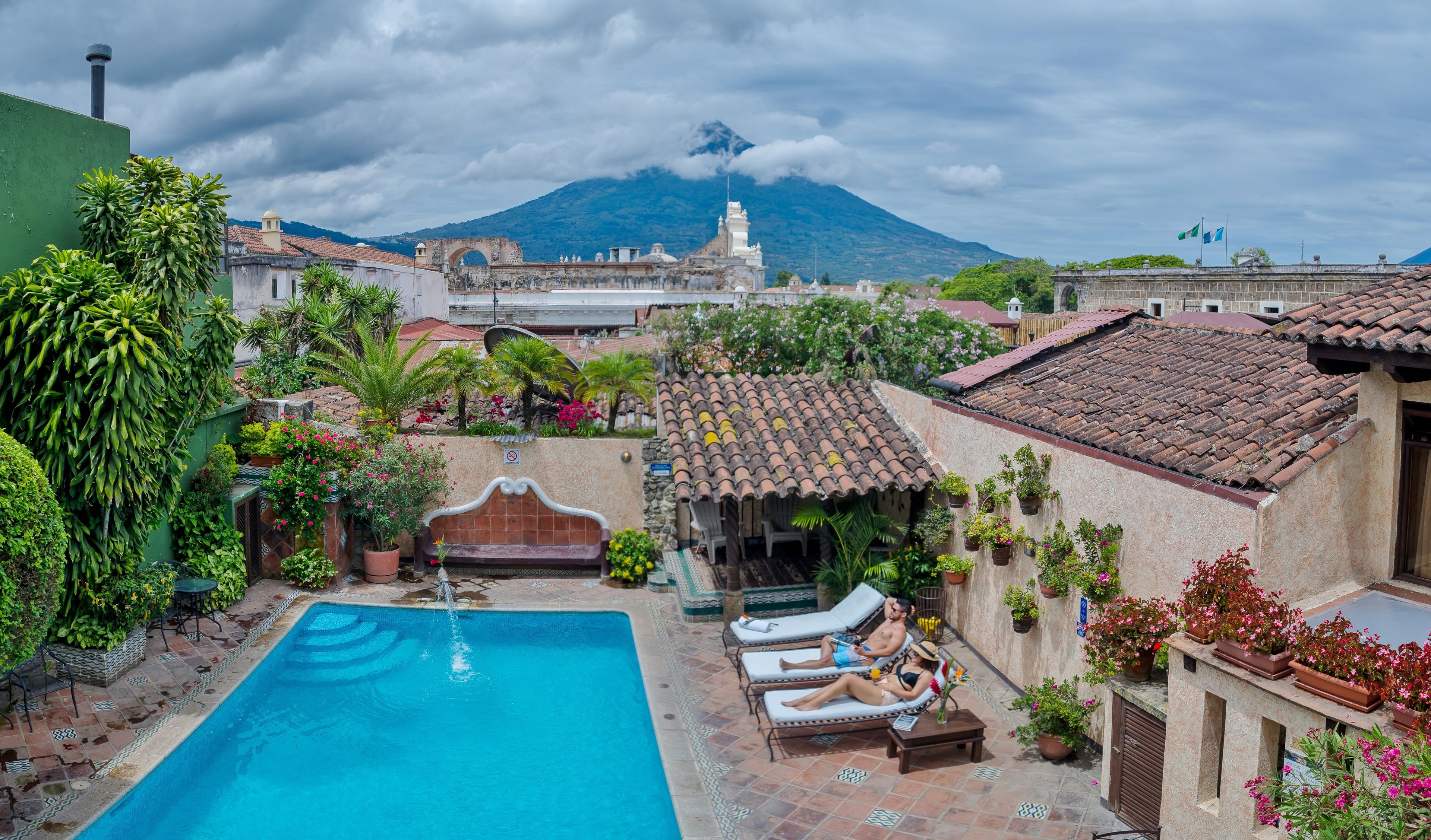 outdoor pool, open 9:00 am to 10:00 pm, pool loungers