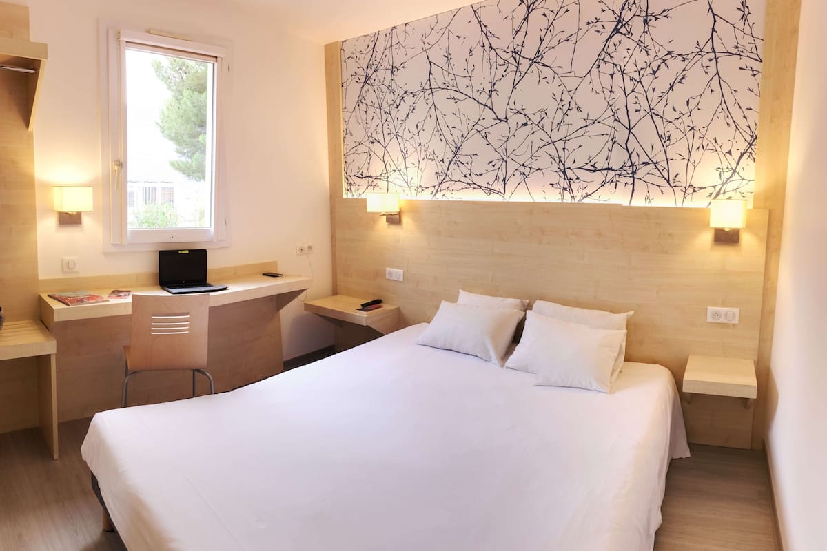Hochwertige Bettwaren, Pillowtop-Betten, Schreibtisch