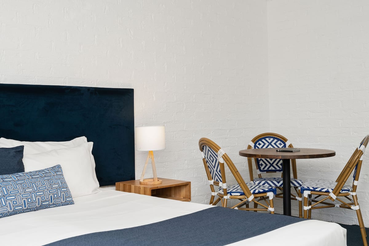 3 slaapkamers, pillowtop-bedden, een bureau, verduisterende gordijnen