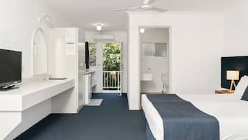 3 bedrooms, pillowtop beds, desk, blackout drapes