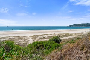 Ubicación cercana a la playa y arena blanca