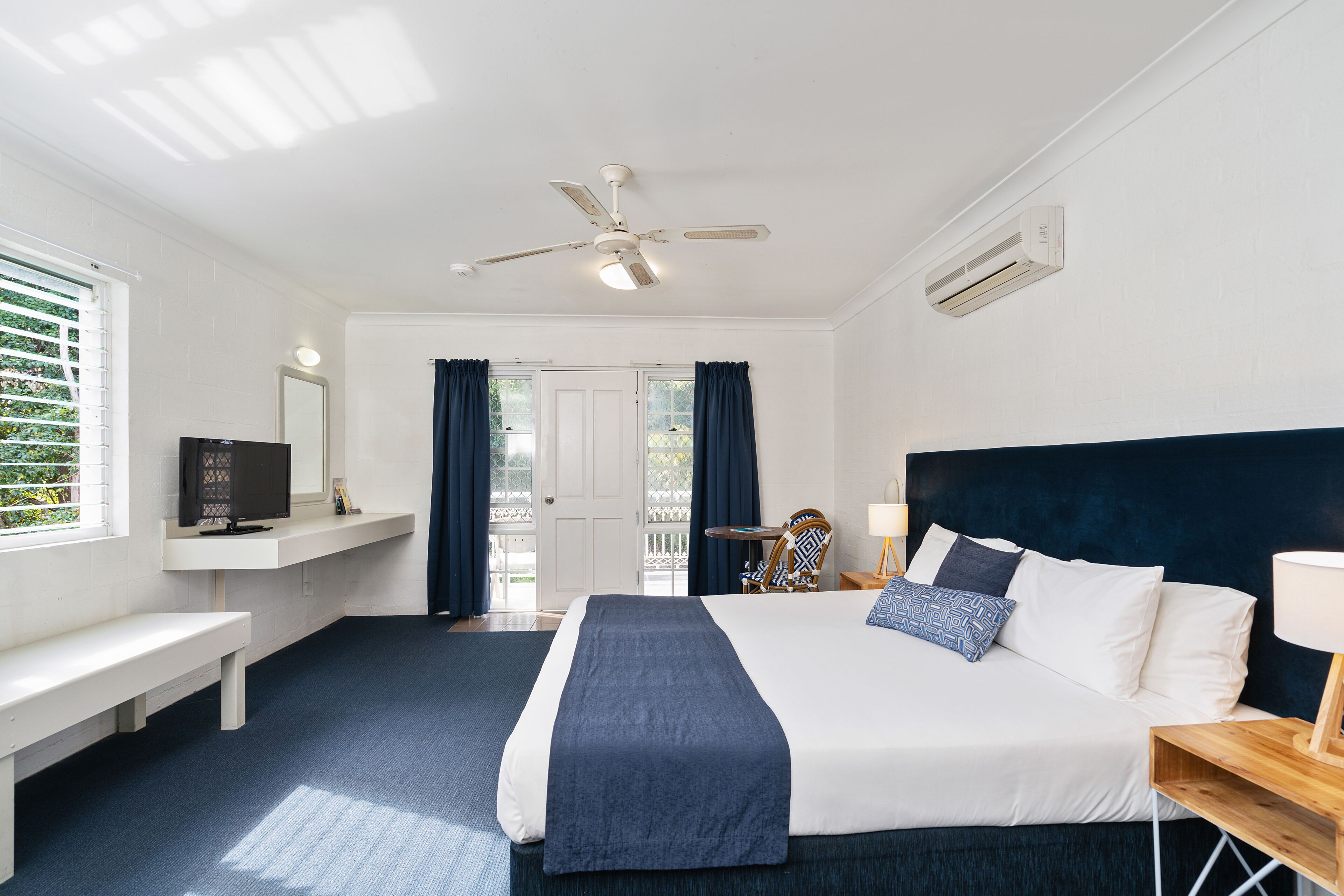 Senger med overmadrass, skrivebord, blendingsgardiner og lydisolert