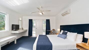 3 bedrooms, pillowtop beds, desk, blackout drapes