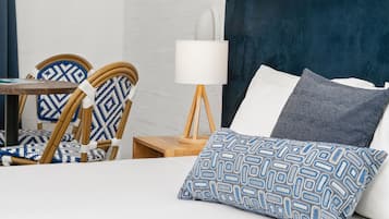 3 bedrooms, pillow-top beds, desk, blackout curtains