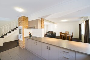 Family Apartment, 3 Bedrooms | Private kitchen