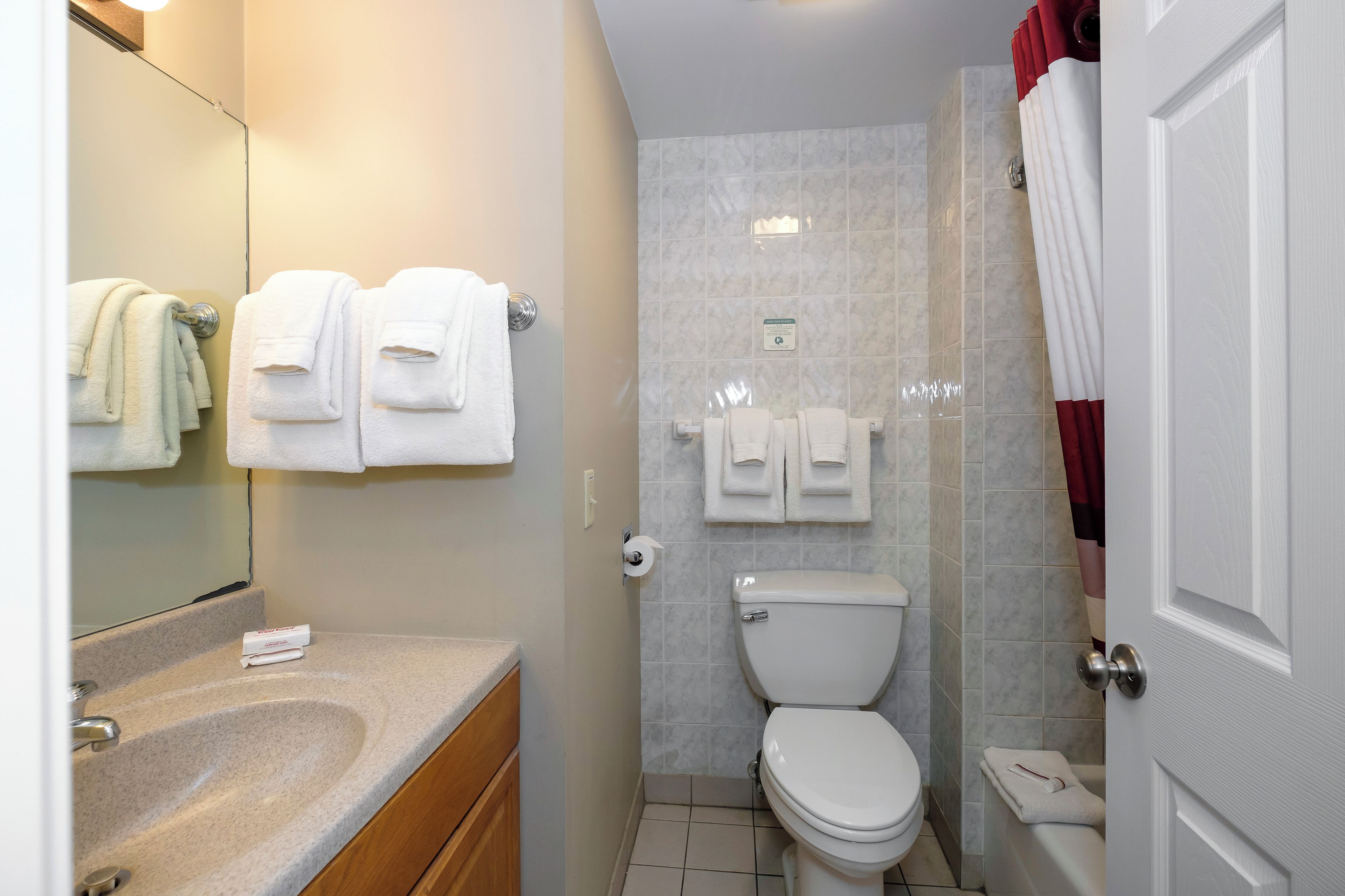 Een badkamer met een wastafel, toilet en handdoekhouder.