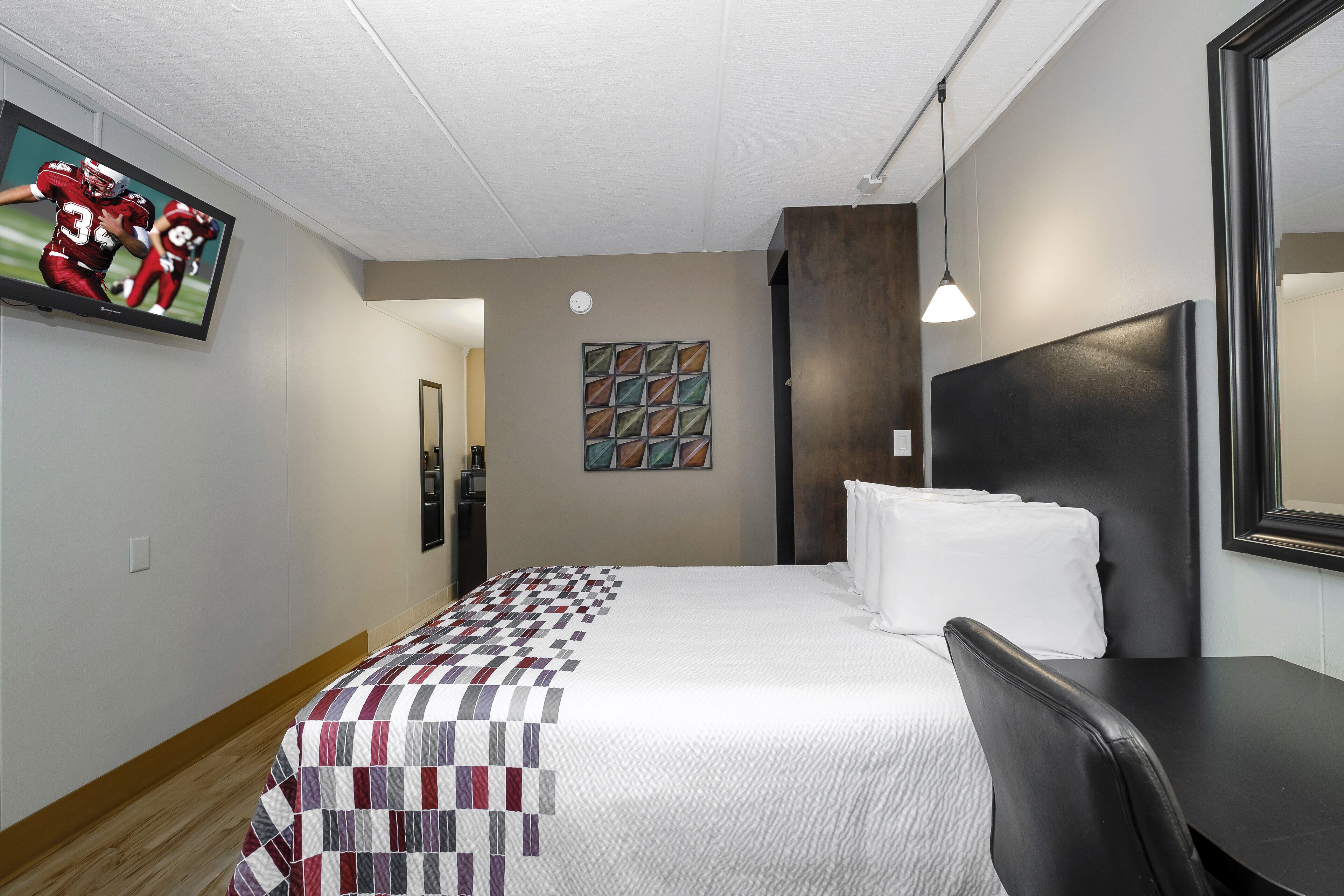 deluxe room, 1 queen bed (smoke free, upper floor, stairs only) | desk, laptop workspace, iron/ironing board, rollaway beds