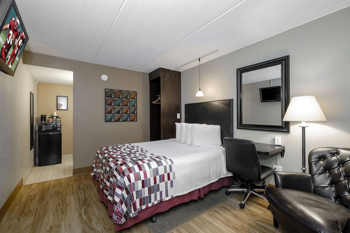 ห้องดีลักซ์, เตียงควีนไซส์ 1 เตียง (Smoke Free, UPPER Floor, Stairs Only) | โต๊ะทำงาน, พื้นที่ทำงานแบบใช้แล็ปท็อป, เตารีด/โต๊ะรีดผ้า, เตียงเสริม/เปล