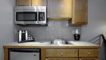1 habitación, escritorio y espacio para trabajar con laptop