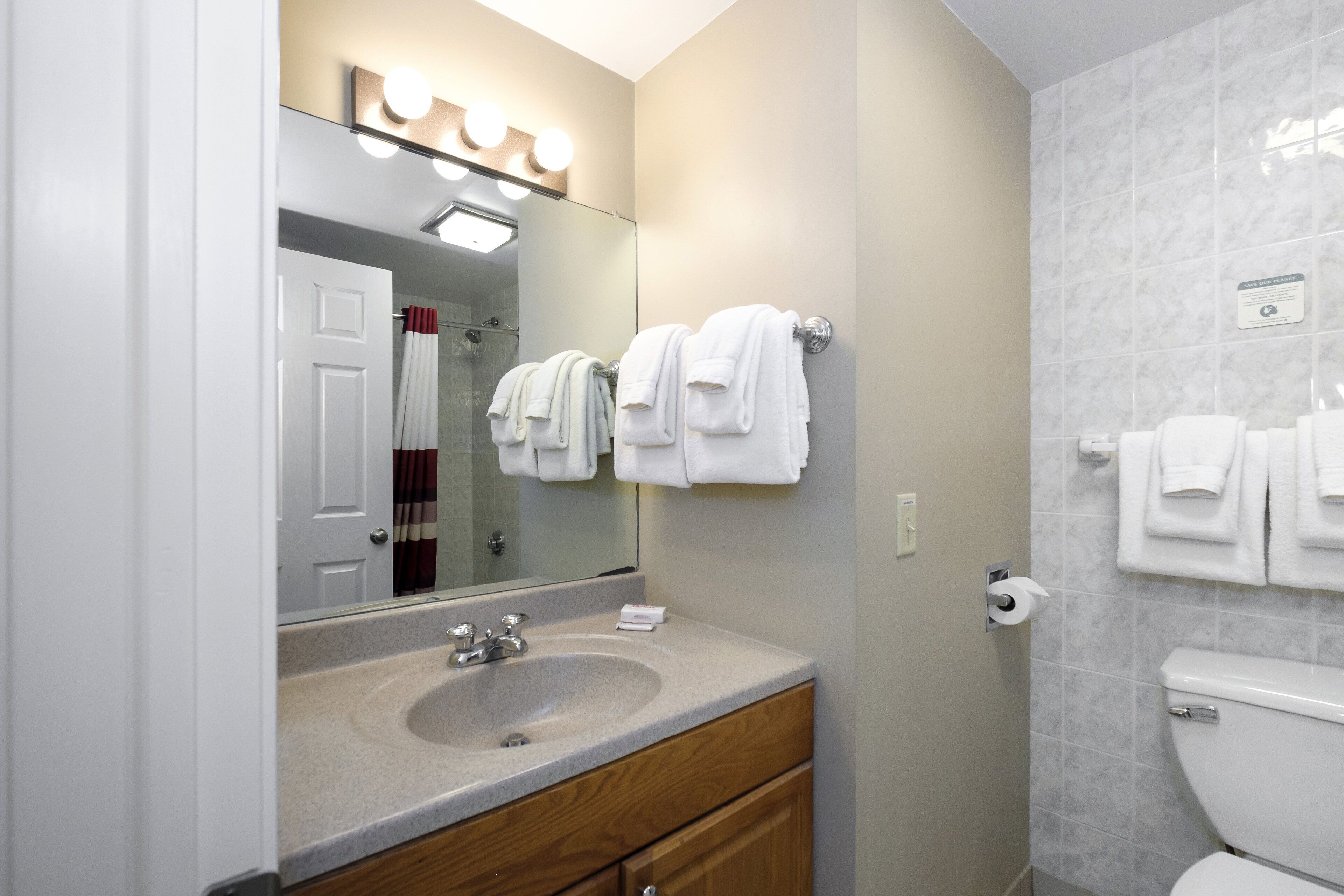 combined shower/bathtub, free toiletries, hair dryer, towels