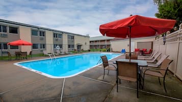 Seasonal outdoor pool, pool umbrellas, sun loungers