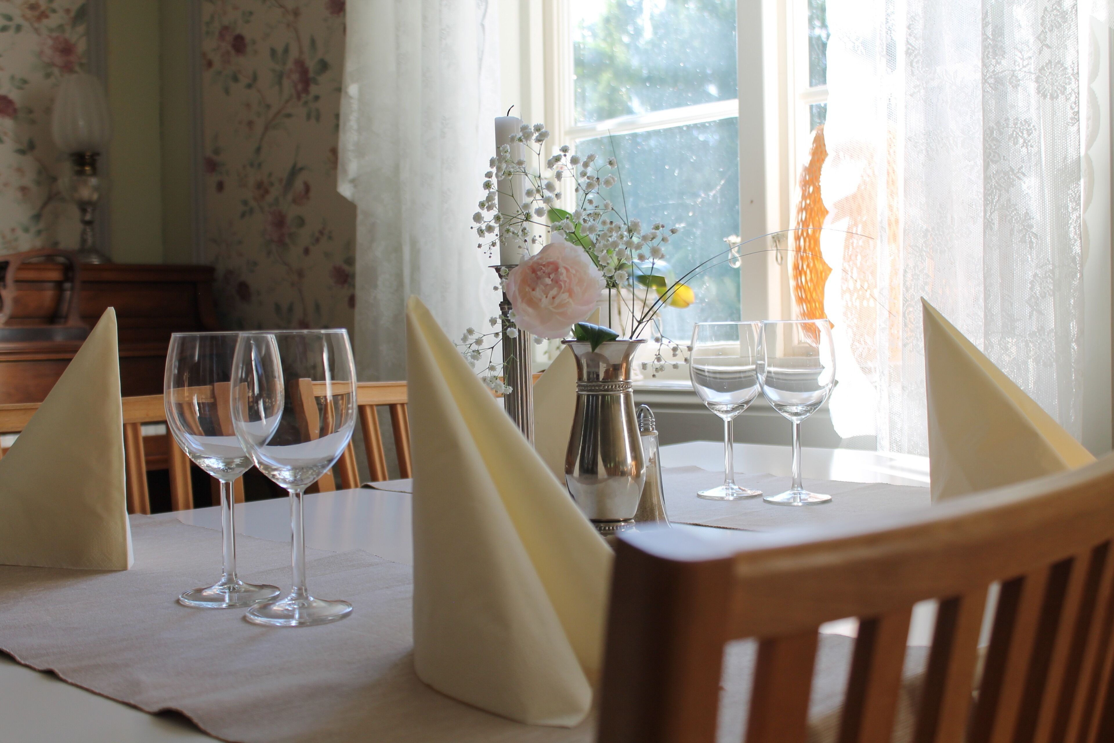 breakfast, lunch, dinner served; international cuisine