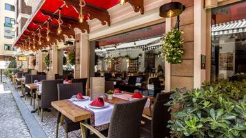 2 restaurantes; se sirven desayunos, almuerzos, cenas y cocina turca