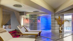 A spa room with two sun loungers, a massage chair, a large mirror, and a decorative vase. - Hotel Sultania - Boutique Class (Istanbul)