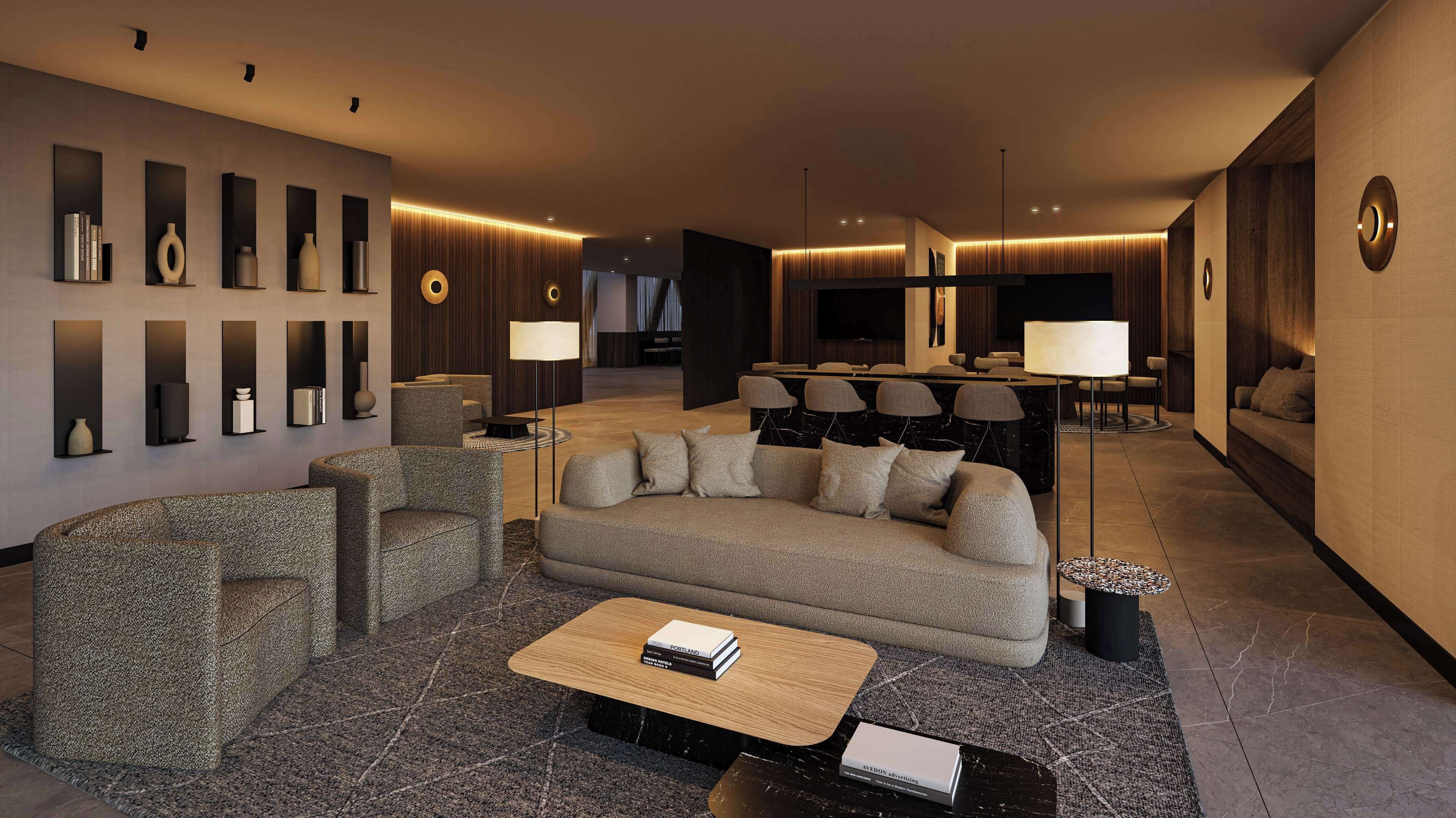 Un moderno vestíbulo de hotel con un sofá, sillones, una mesa baja y un área de comedor con sillas y una mesa.
