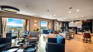 2 restaurants, breakfast served