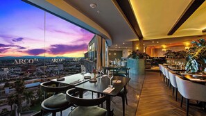 2 restaurants, breakfast served