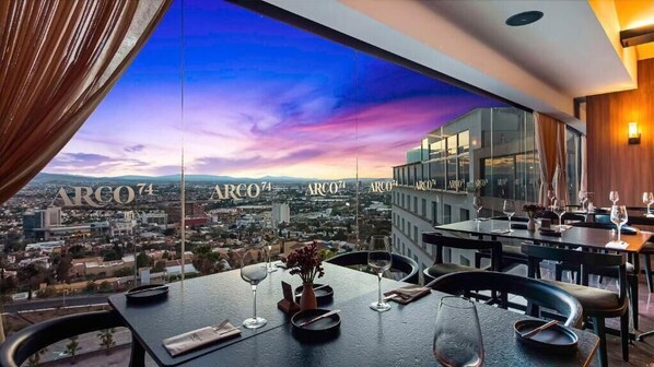 2 restaurants, breakfast served - Hilton Queretaro (Querétaro)