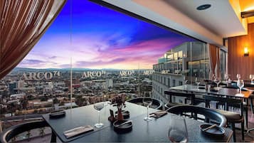 2 restaurants, breakfast served